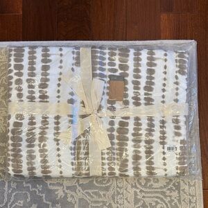 Neutral Tie-Dye Throw Blanket - White & Taupe